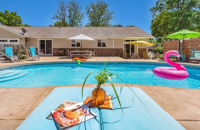 Becky's Oasis/West STL Co-Sleeps 1-6