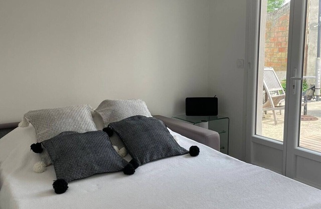Bed and breakfast, 7 minutes walk RER C, 25 minutes from the center of Paris