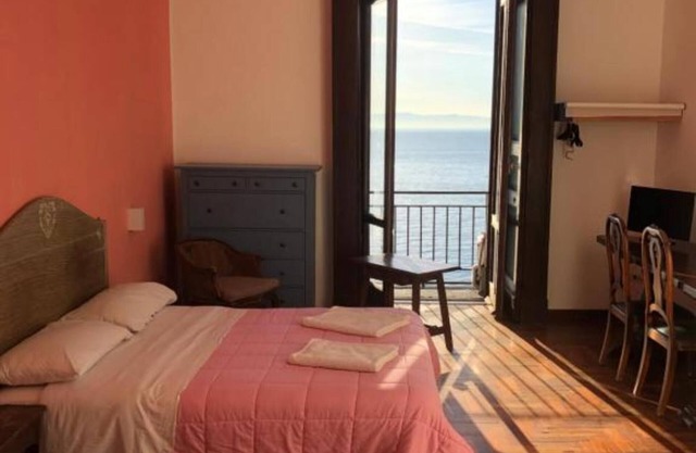 Bed and Breakfast 'Camera La Regina Del Mare' with Balcony, Wi-Fi and Air Conditioning