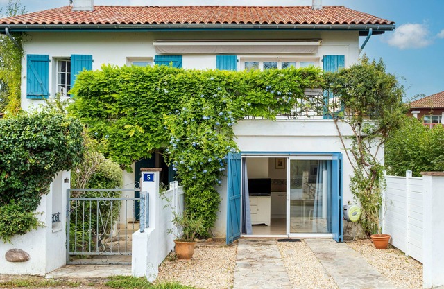 Bed and Breakfast 'Chambre Indépendante, Tout À Pied' with Shared Garden and Wi-Fi