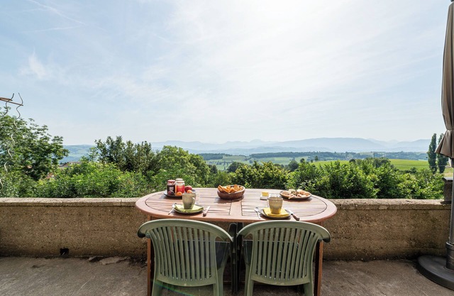 Bed and breakfast "Chambre Bleue" with Mountain View, Private Terrace and Shared Garden