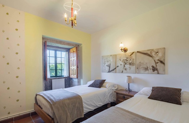 Bed and Breakfast 'Habitación Doble 2' with Mountain View, Shared Pool and Wi-Fi