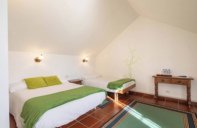 Bed and Breakfast 'Habitación Triple 3' with Mountain View, Shared Pool and Wi-Fi