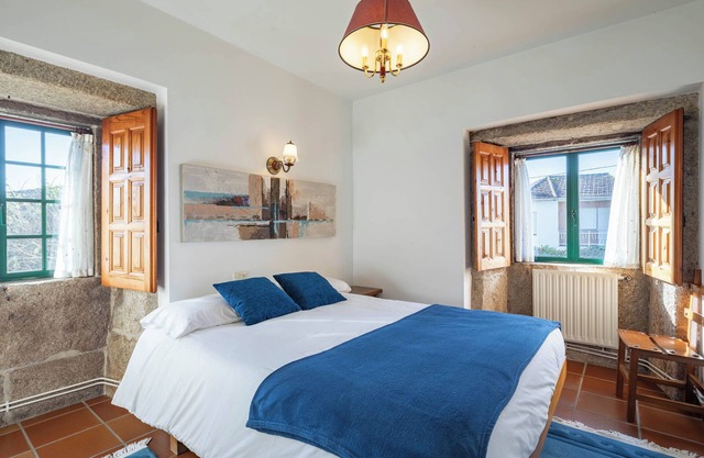 Bed and Breakfast 'Habitación Triple 4' with Mountain View, Shared Pool and Wi-Fi