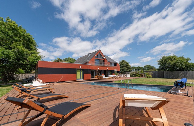 Bed and Breakfast 'Suite Cathédrale - Ty Castel' with Shared Pool, Shared Garden and Wi-Fi