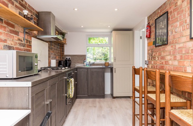 Bedford - Stunning Town House with Patio Garden