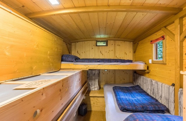 Bee wagon, 8sqm, 1 living/sleeping room, max. 2 persons