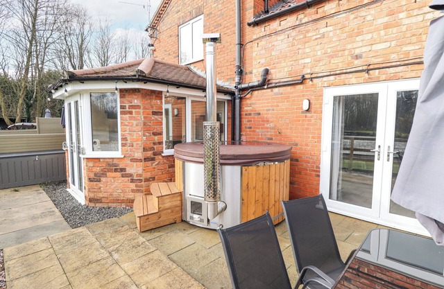 BEECH COTTAGE, with hot tub in Barrow-Upon-Humber
