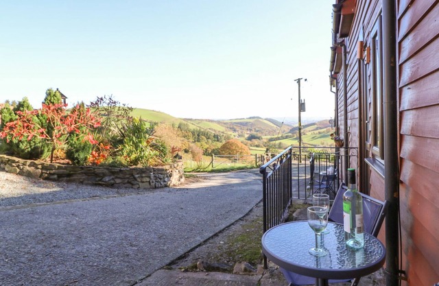 BEECH COTTAGE, character holiday cottage, with a garden in Llanidloes