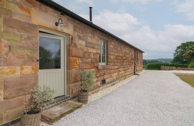 BEECH COTTAGE - FOLD YARDS, family friendly in Alderwasley