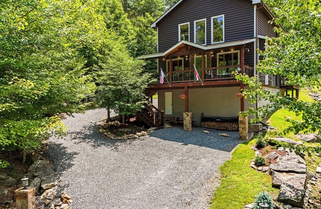 BEECH MTN CABIN - 4 BR- GREAT YARD, 2 DOGS, FIRE PIT, VERY CLEAN, CENTRAL AC