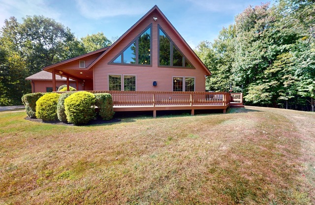 Beechwood Home - 4 Bedrooms and 3 Baths, sleeps 10