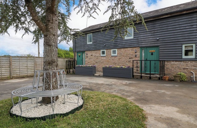 BEEKEEPER'S COTTAGE, pet friendly, with hot tub in Pembridge