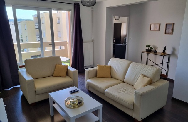 Bel Appartement 2 Chambres, Dans Résidence Privée