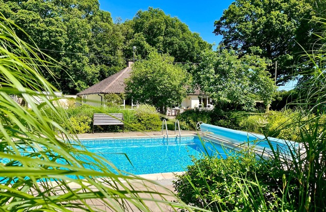 Bell Meadow - cottage with private pool, sleeps 7 guests (maximum 6 adults) in 3 bedrooms