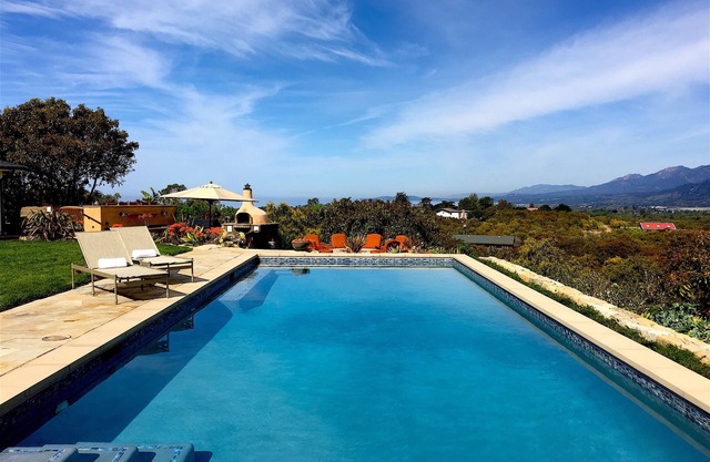 Bella Vista - Designer Comfort & Private Tennis Court in Carpinteria