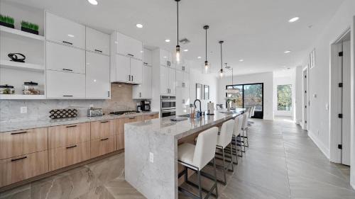 Bella Vista Uptown Family Retreat - Upscale - Rooftop Hot Tub