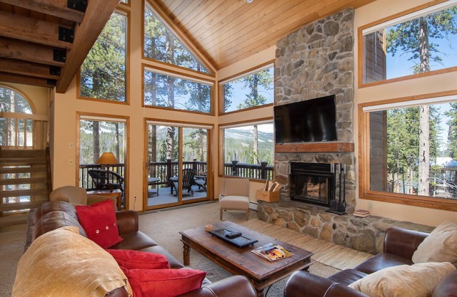 Belle Vue Estate: Mountain Views and Private Hot Tub
