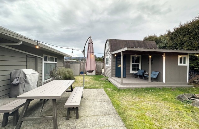 Bellevue Guesthouse by Lake Sammamish- EV, Patio