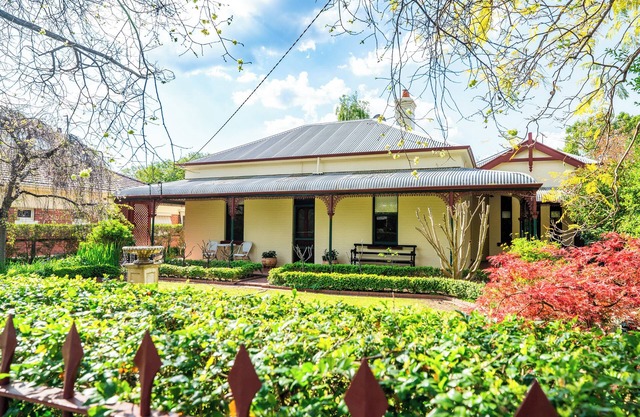 Bellisle - 1880's period home in Central Albury