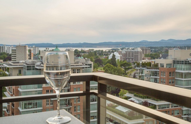 Belvedere Heights-Luxury 15th Floor Spacious Condo with Inner Harbour Views by Victoria Prime!