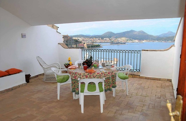 Belvedere house with sea view in the old town