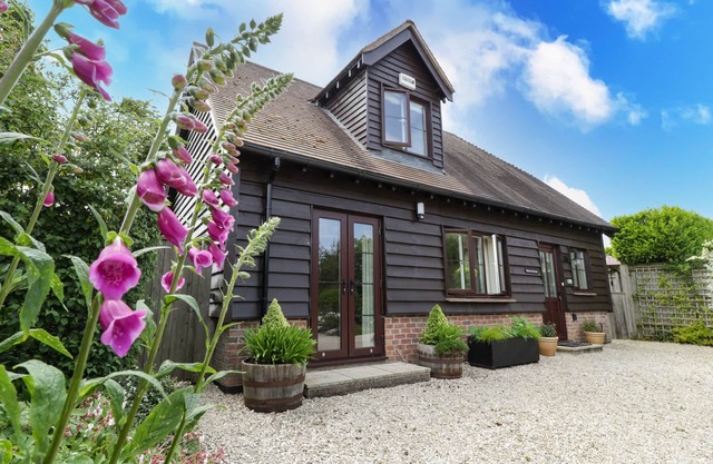 BELVIEW COTTAGE, family friendly, with a garden in Sturminster Newton