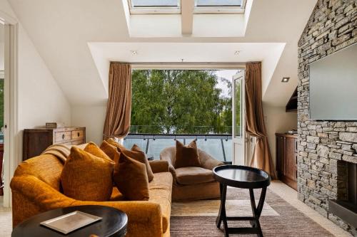 Ben Lomond 3 -Top-floor lakeshore apartment