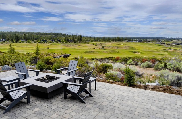 Bend Luxury ~ golf/mtn views ~ indoor/outdoor living ~ resort amenities ~ wifi