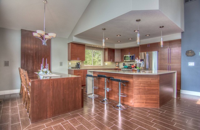Bend Mountain Modern - 2000 SF w/spa, top deck, firepit, AC