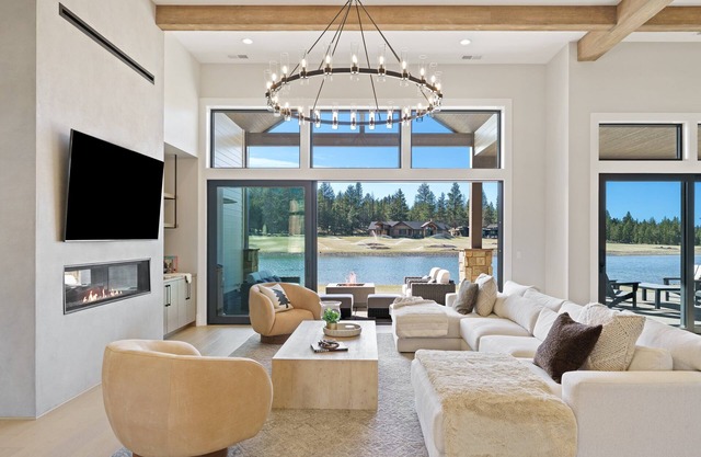 Bend Retreat, On Private Lake, Hot Tub, Game Room