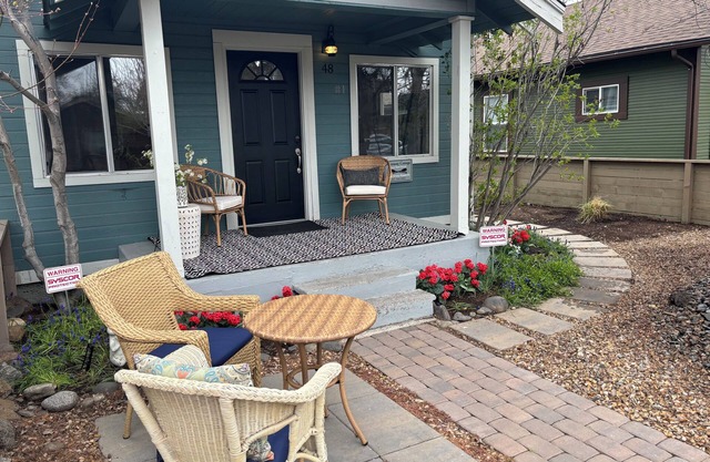 Bend River Cottage – Pet-Friendly, Historic, Walkable to Old Mill & Downtown