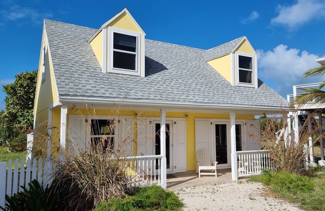 Bengal House, 2 bedroom 2 bath cottage steps from the Atlantic Ocean