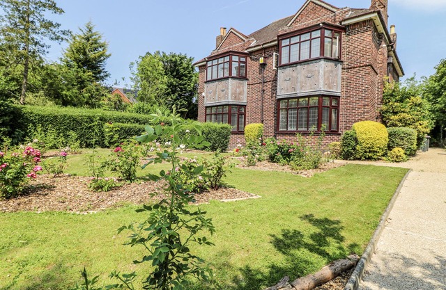 BENTFIELD HOUSE, pet friendly, with open fire in Whiston