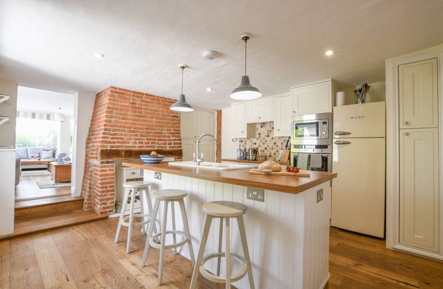BERESFORD HOUSE, pet friendly, with a garden in Woodbridge