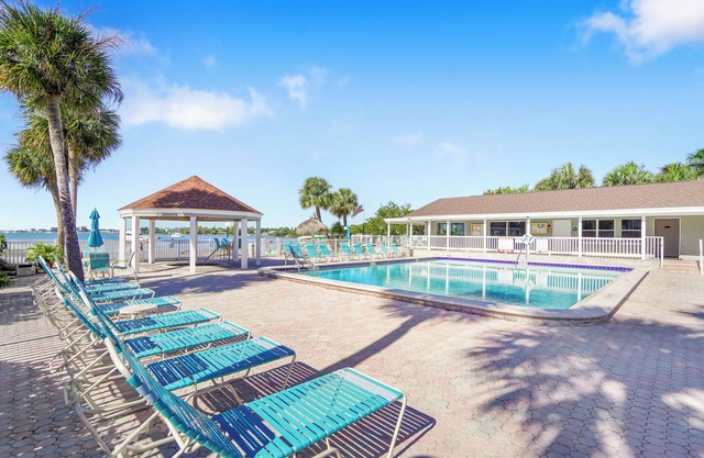Bermuda Bay St. Petersburg Waterfront Pool 53J