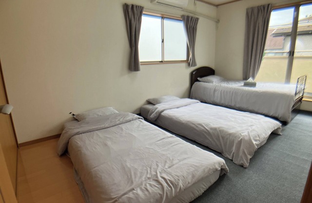 Beside 3 Train Stations. Contains of 3 Baths in Tokyo Downtown Asakusa and Ueno