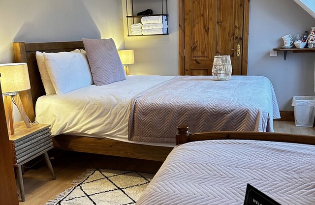 Beside Malahide Castle! Triple room in a cozy Guest House. Close to airport.