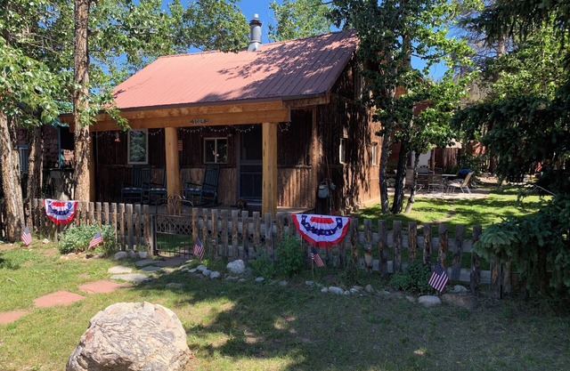 Best Location in Town! Walk to everything! Cozy Historic Cabin in Grand Lake