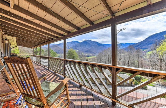 Best Location - Maggie Valley Cabin w/Hot Tub!