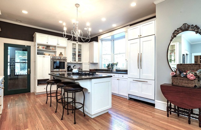 Best Location! Walk, Shop & Eat on Summit, Grand & Selby; Sleeps 15!