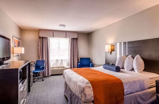 Best Place to Stay in Kentucky! Free Parking, Free Breakfast, Pool