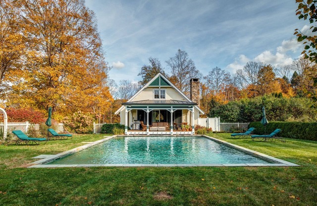 BEST TOWN ROXBURY!1.5Hrs NYC PoshPadsCT "TOPHET POOL BARN" Ski,Pool,BBQ,Magical!