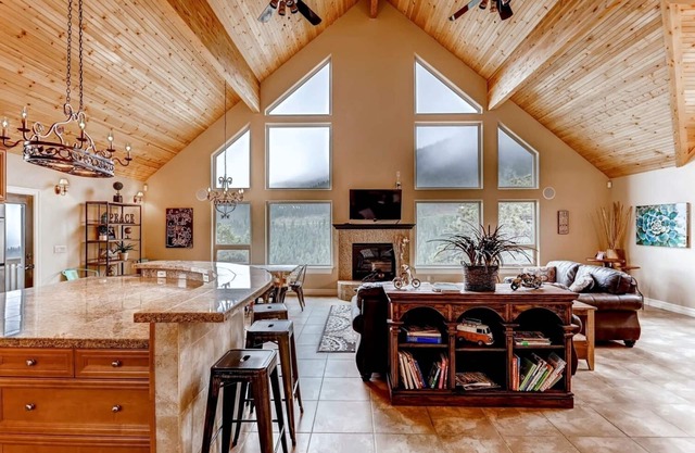 BEST VIEWS 4 BDR Mountain Home. SKI, Red Rock, 26 mins to DENVER. HOT TUB!