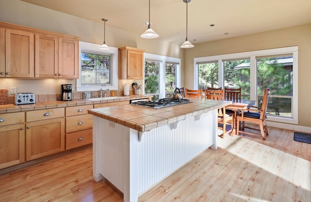 BEST Wild River, Huge Bonus Room, EV Charger, Community Hot Tub (Seasonal Pool)