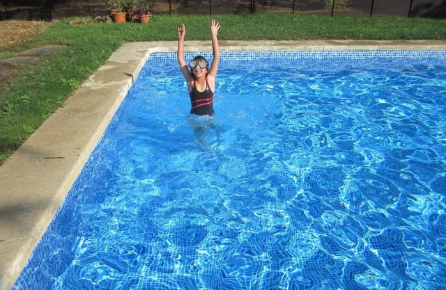 Between Girona and Barcelona, 15 people. Beautiful garden, large house and swimming pool.