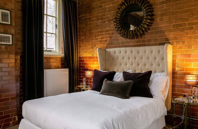 Betts (Private Ensuite room) at Bicester Heritage