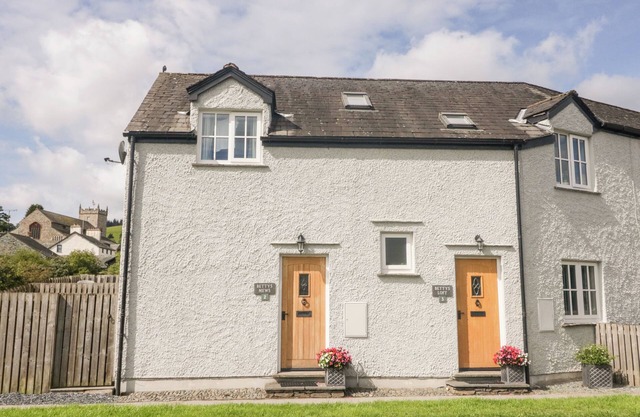 BETTY'S LOFT, character holiday cottage, with a garden in Hawkshead