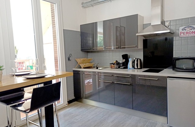 Between 40€ and 50€ at night, air conditioning, parking, streetcar, center