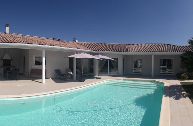 BETWEEN ARCACHON AND OCEAN, BIG HOUSE - LE TEMPLE